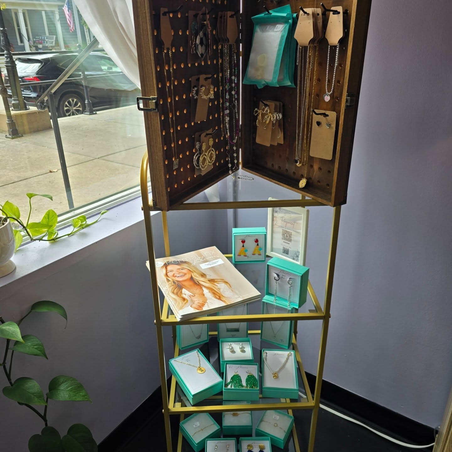 🚨 New display alert! 🚨

Go check out my new display at Salon Turbo. There is a mix of $10 retired items and brand new catalog items for you to shop from.

Keep an eye out for restock posts. And, I plan to pop up with my PermaLinx permanent jewelry from time to time. 

#jewelryaddict #shopsmallvendors #jewelry
